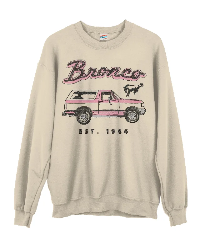 Cropped HoodiesJUNK FOOD UNISEX 1966 BRONCO POWERED BY FORD FLEA MARKET FLEECE CREW SWEATSHIRT IN SAND